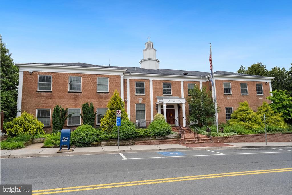 141 CENTER STREET S 6