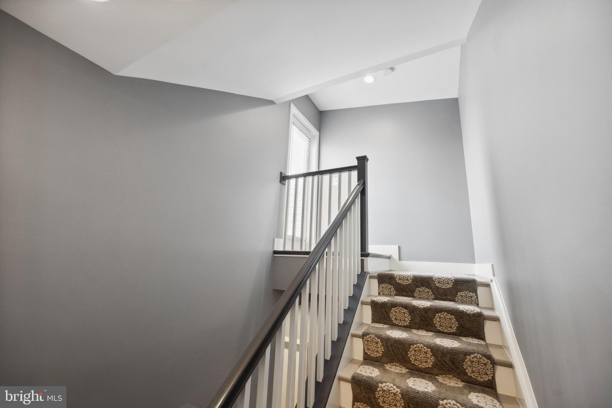 141 CENTER STREET S 6