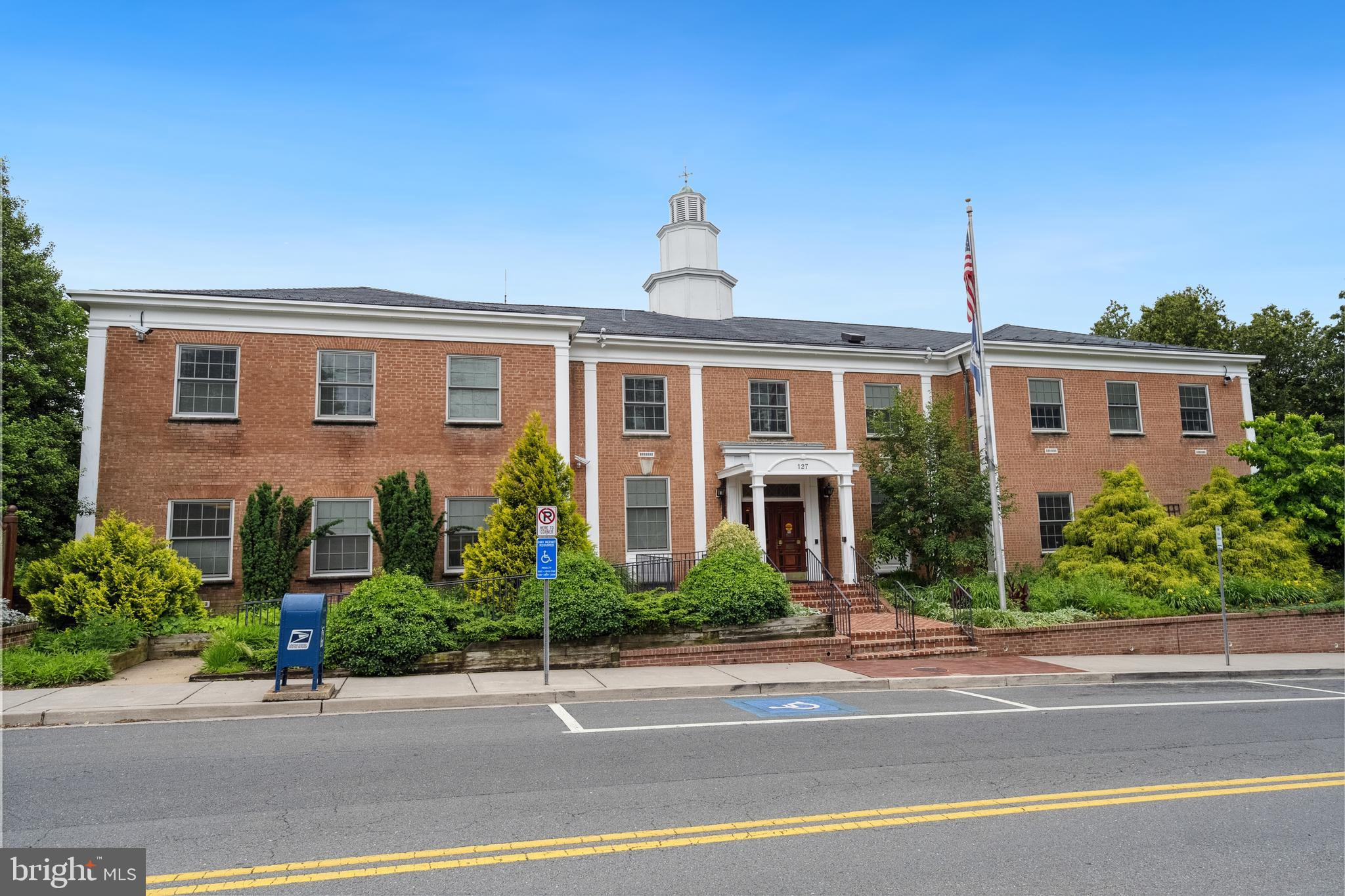 141 CENTER STREET S 6