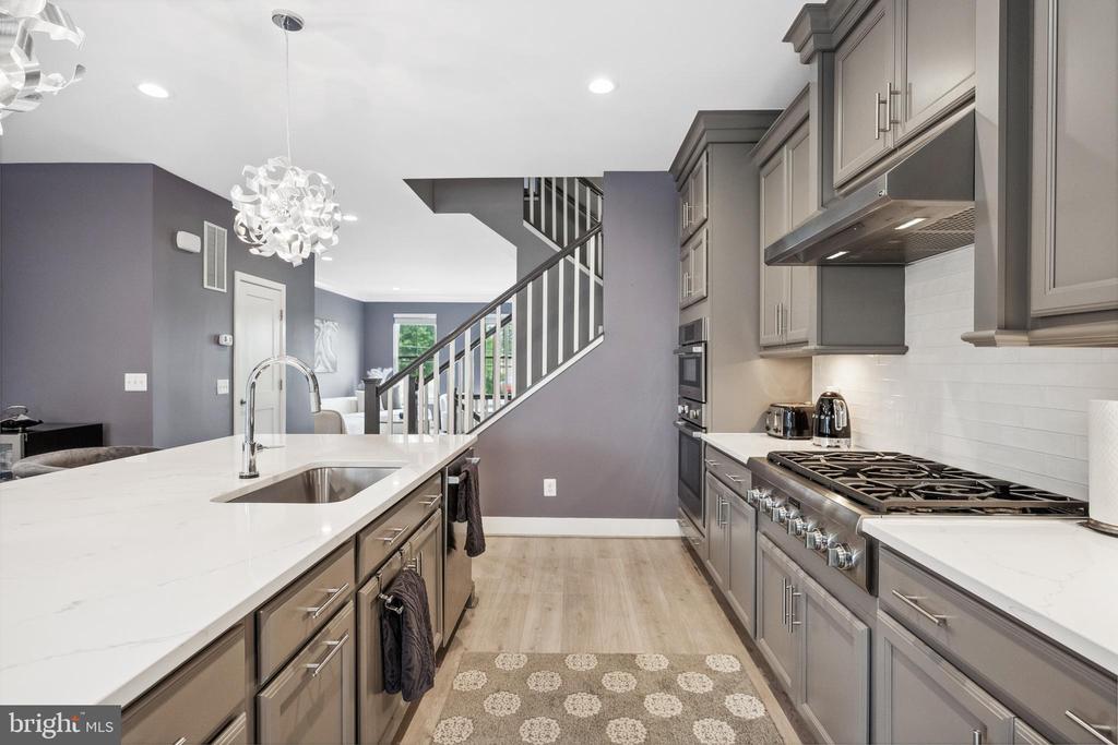 141 CENTER STREET S 6