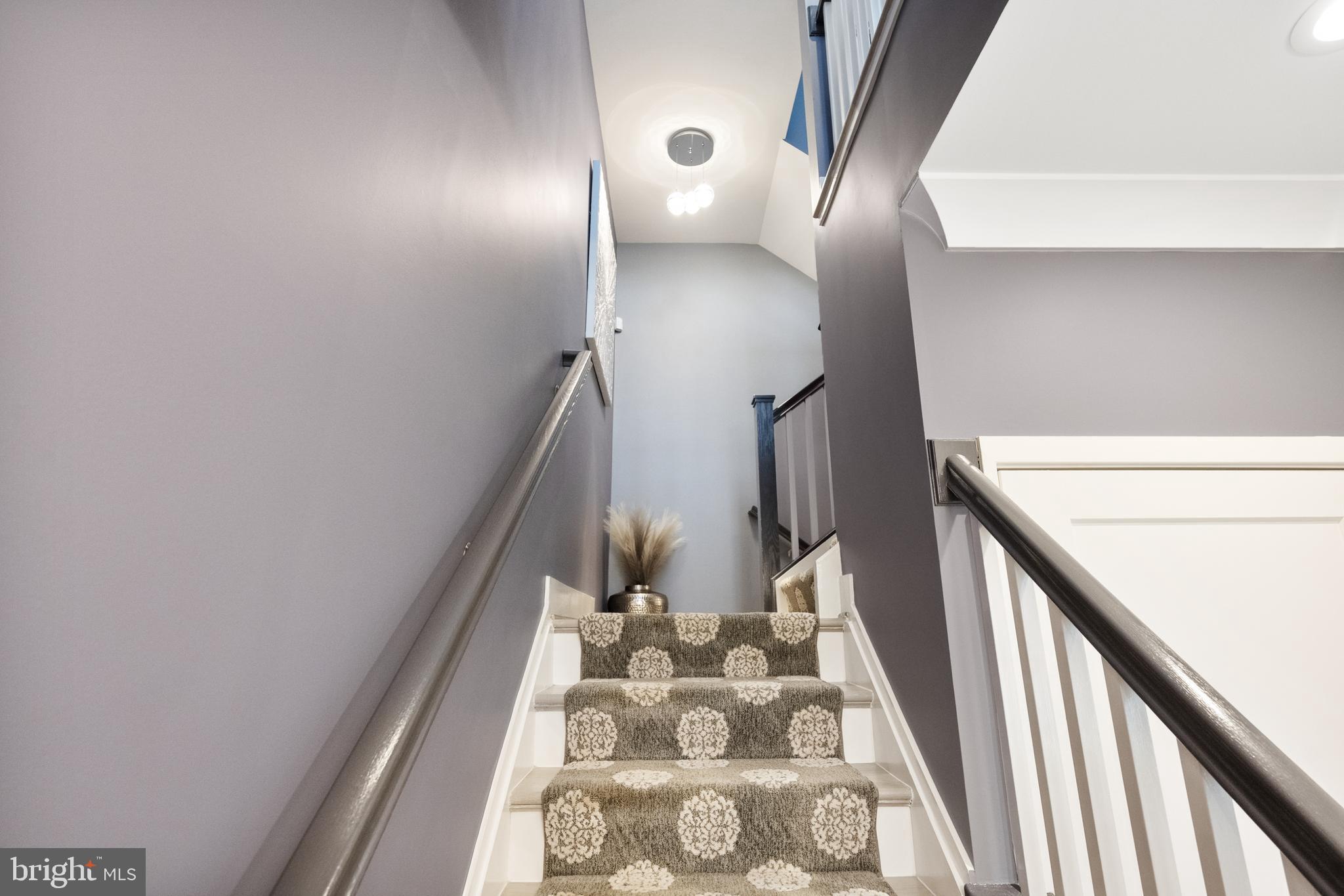 141 CENTER STREET S 6