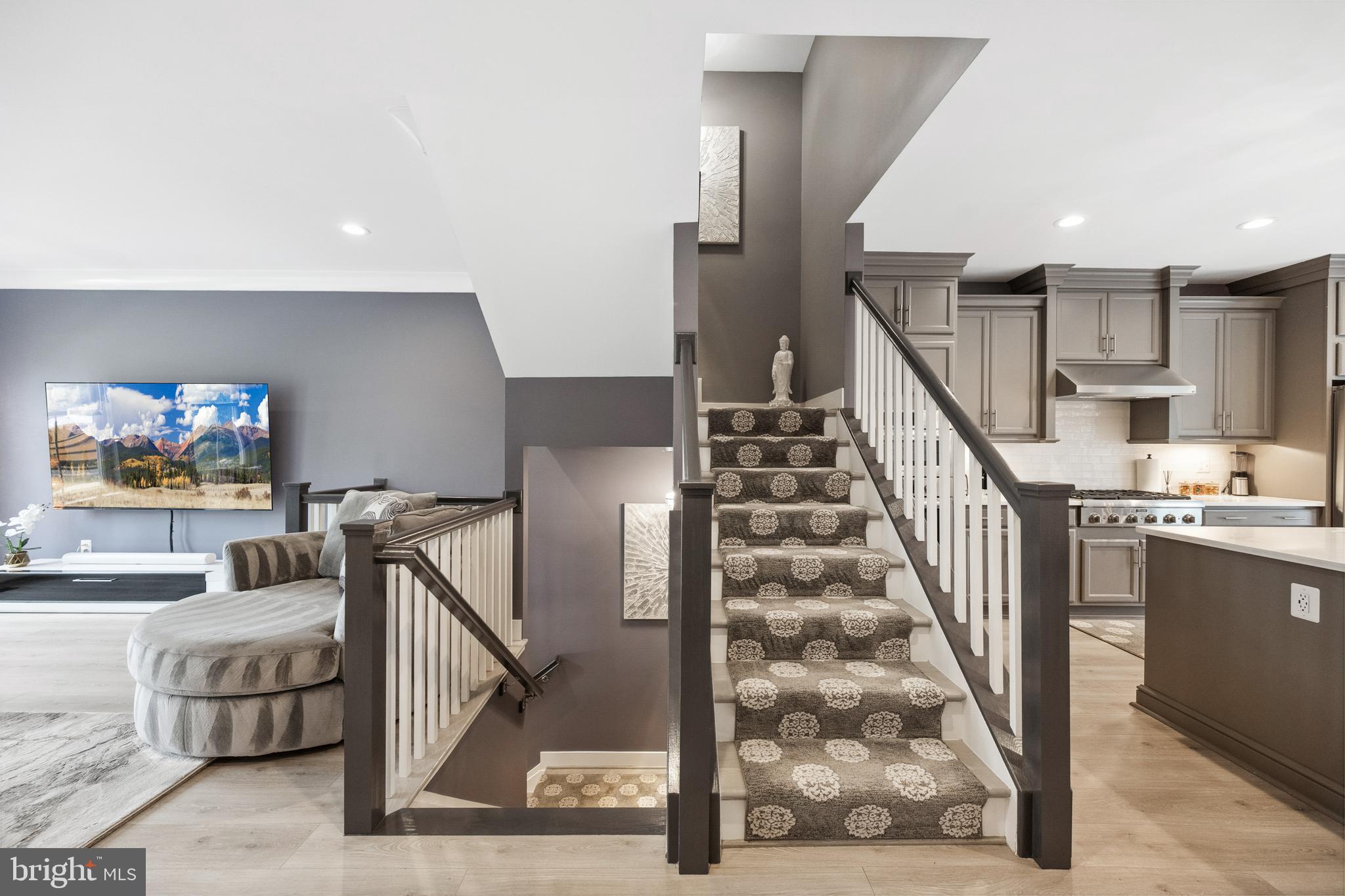 141 CENTER STREET S 6