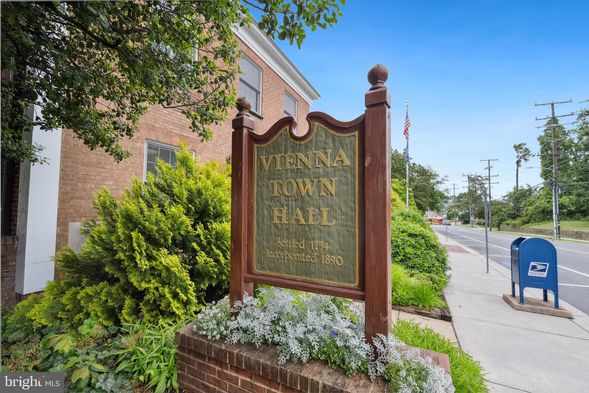 141 CENTER STREET S 6