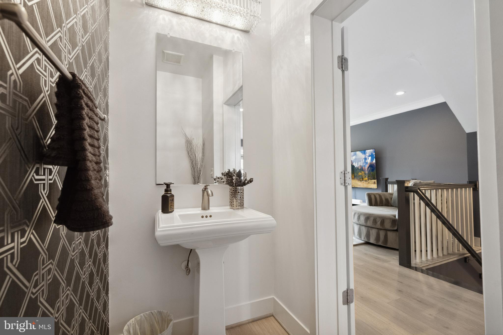 141 CENTER STREET S 6