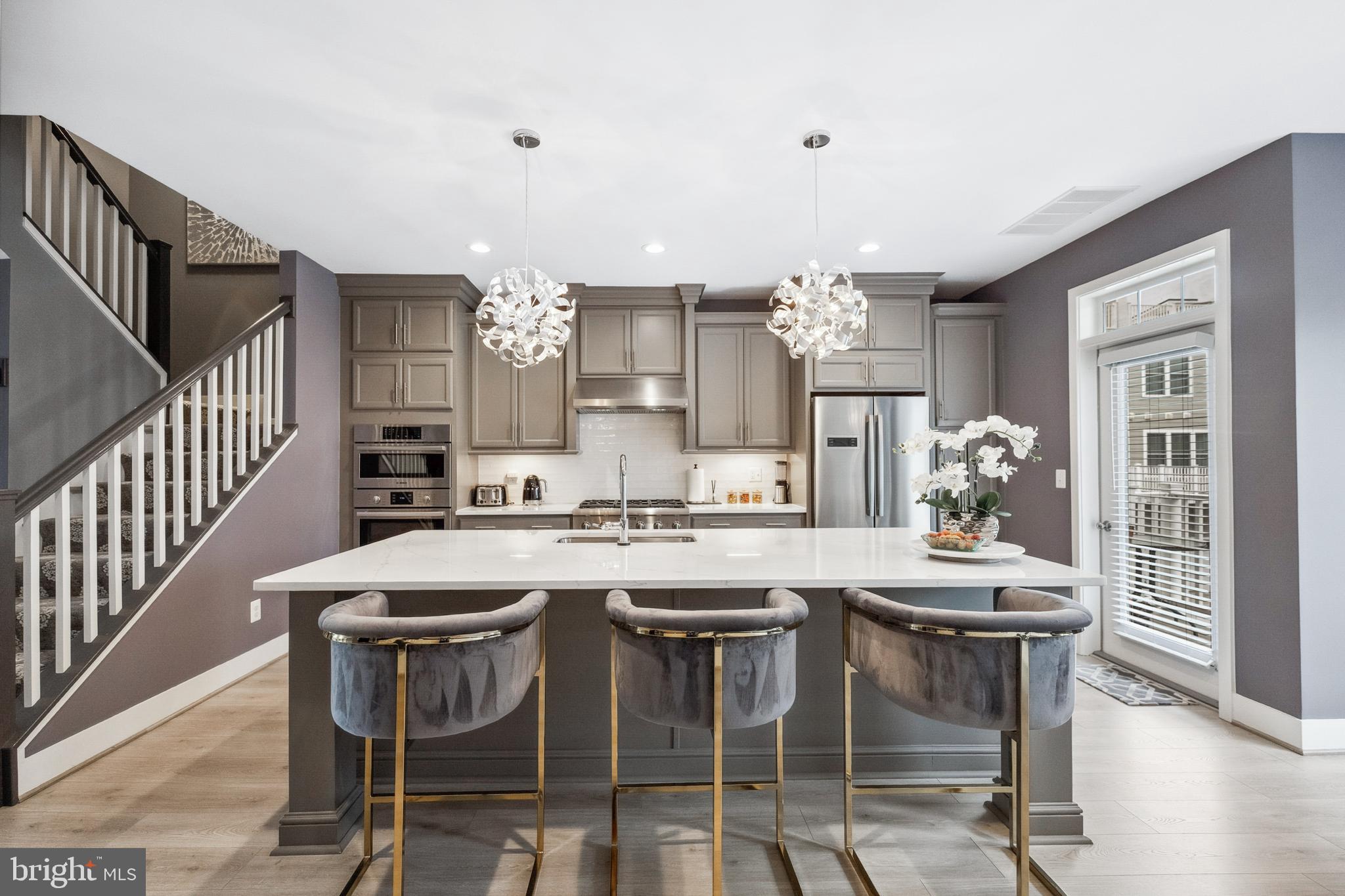 141 CENTER STREET S 6