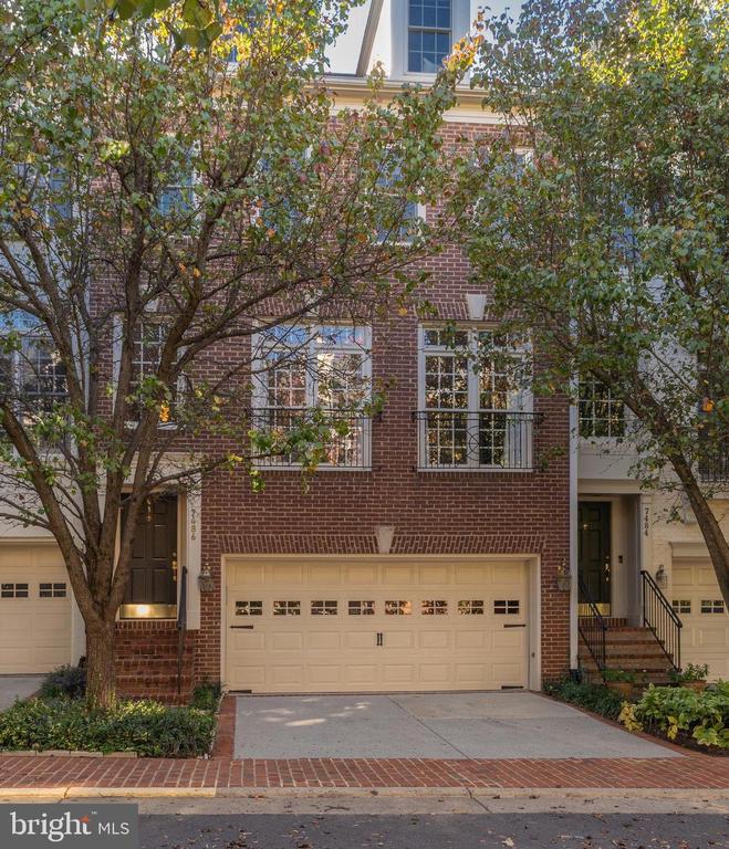 7486 CARRIAGE HILLS DRIVE