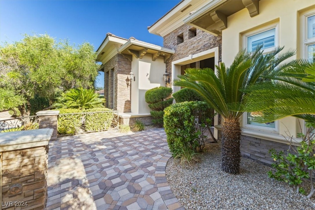 10117 Edgecliff Lane