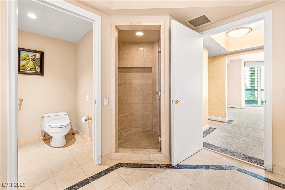 2877 Paradise Road 702