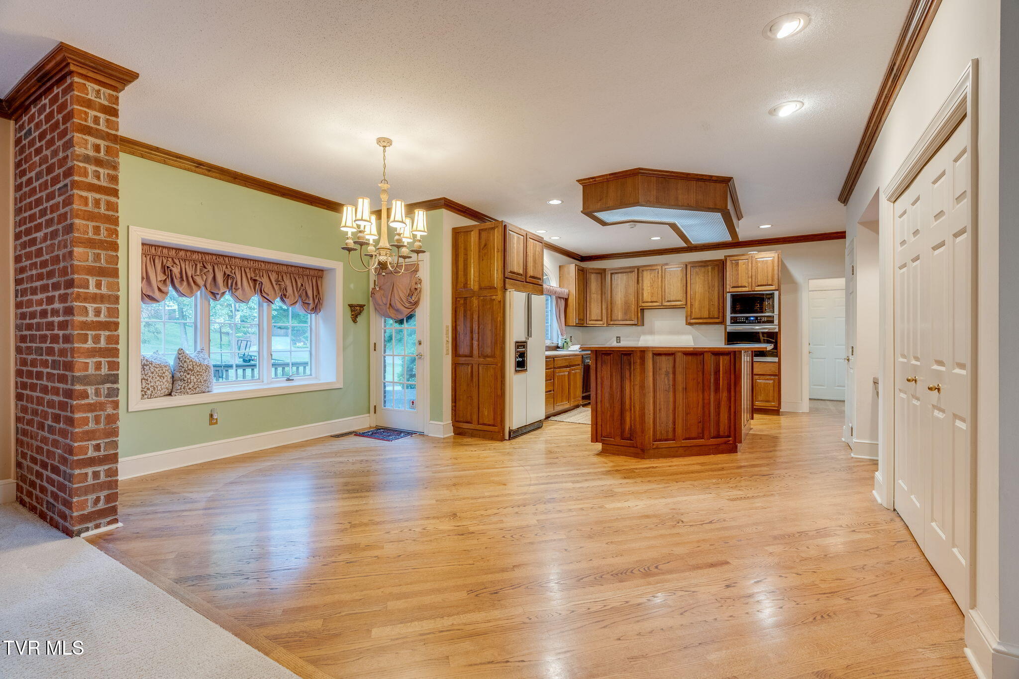 1005 Huntington Court