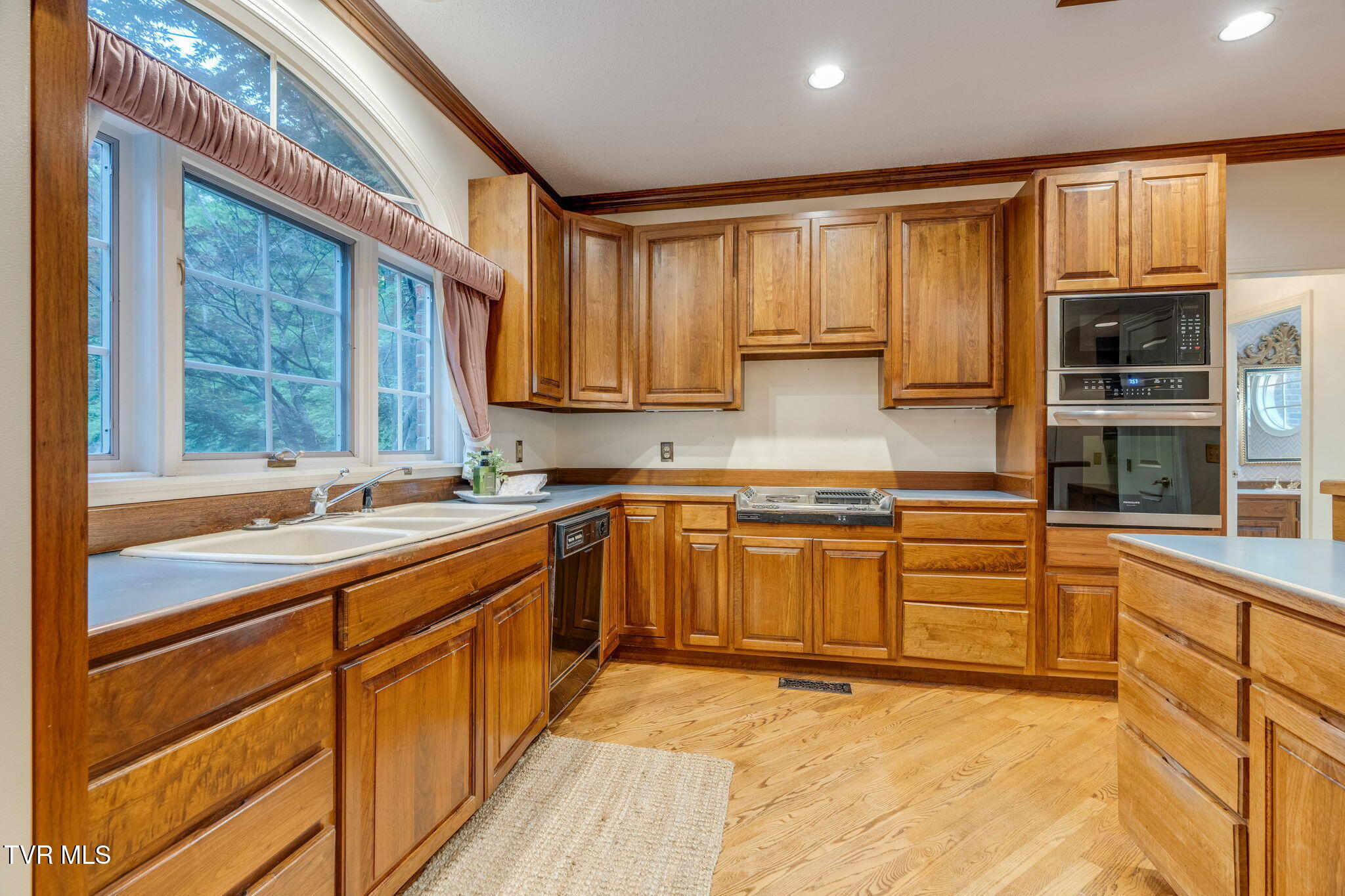 1005 Huntington Court