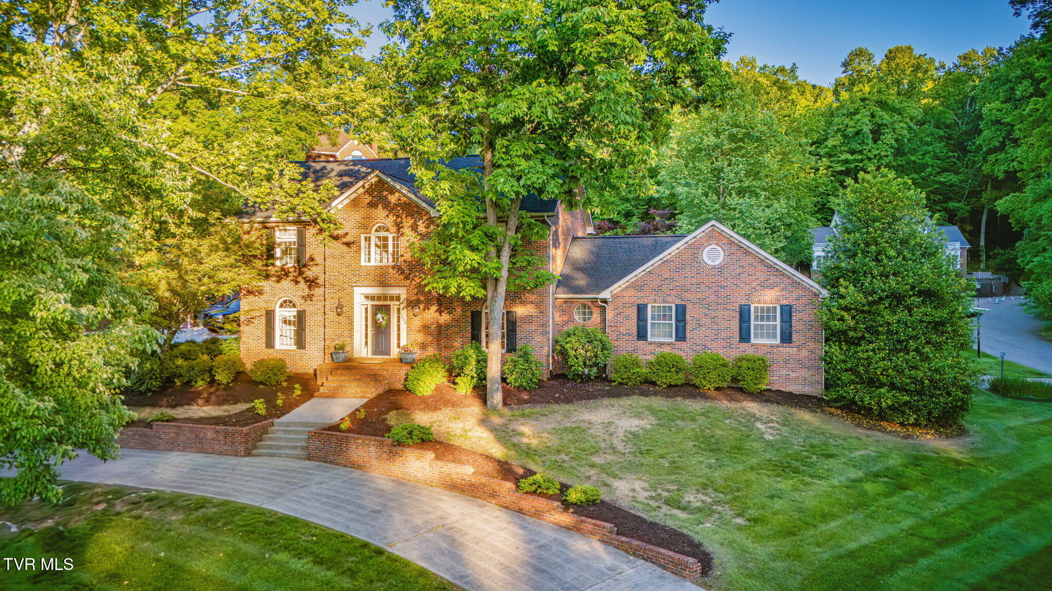 1005 Huntington Court