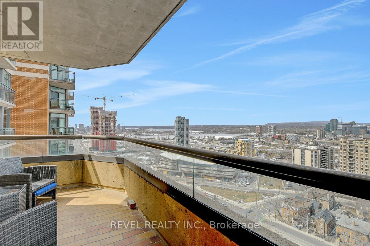 2101 - 556 LAURIER AVENUE W