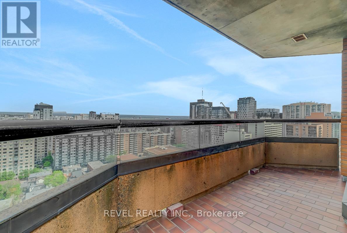 2101 - 556 LAURIER AVENUE W