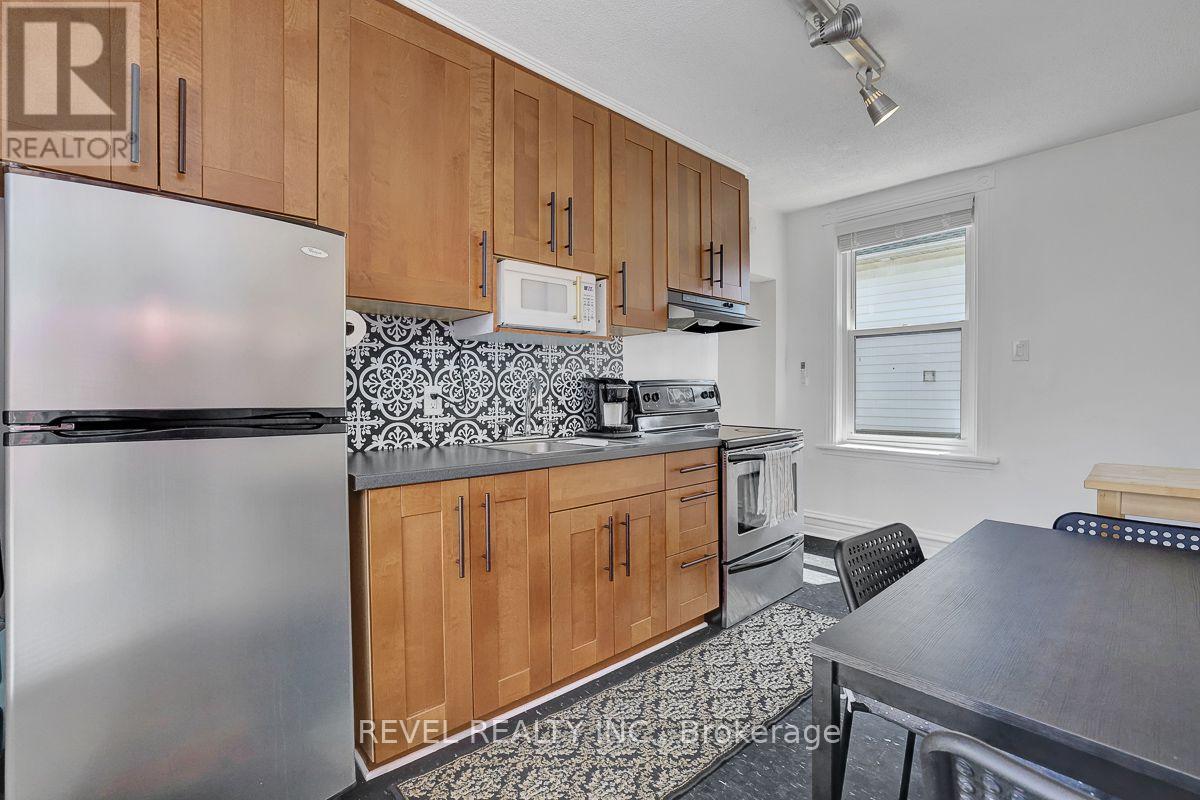 52 LEBRETON STREET N
