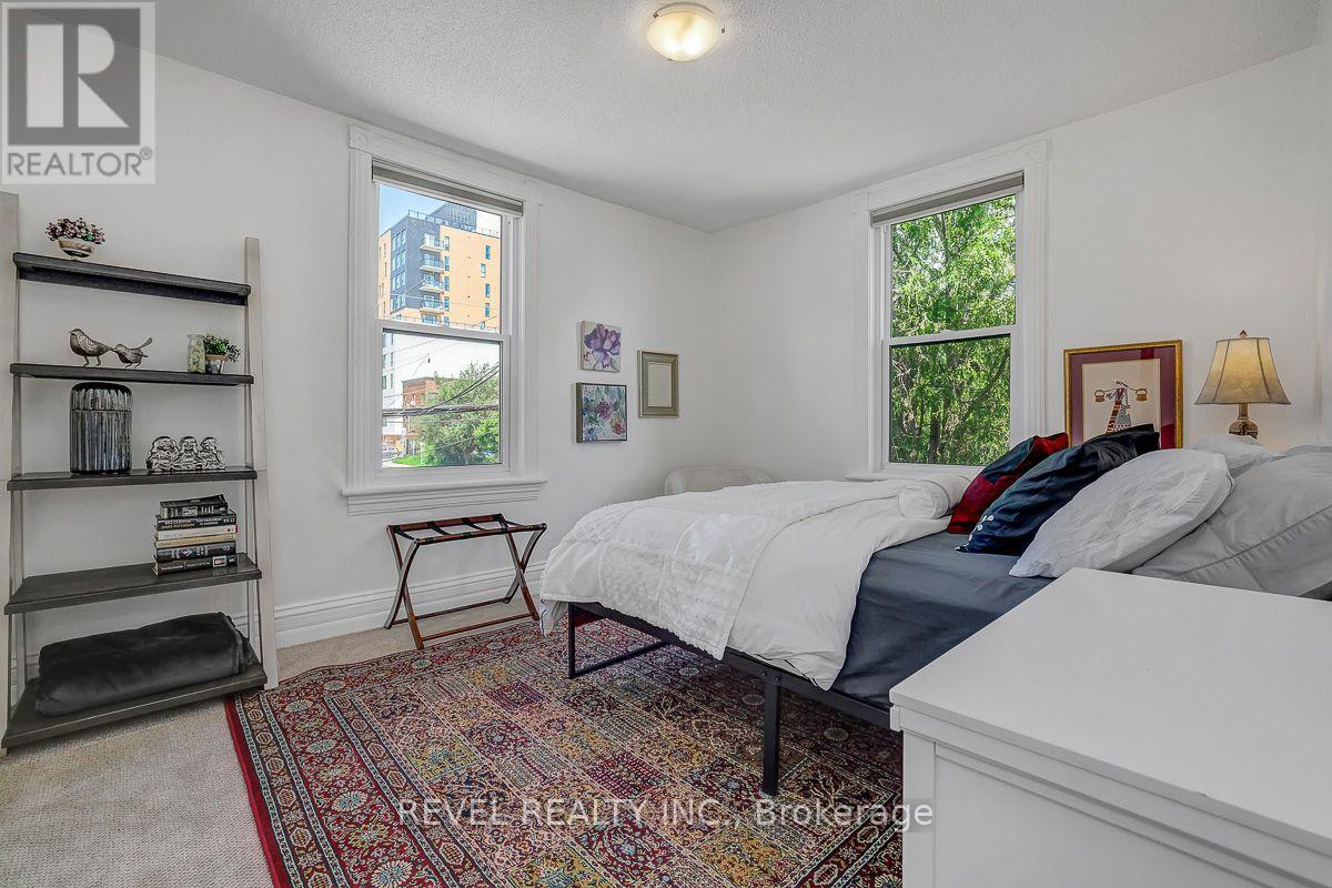 52 LEBRETON STREET N