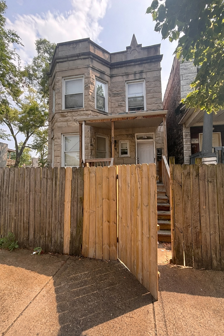 657 N Christiana Avenue