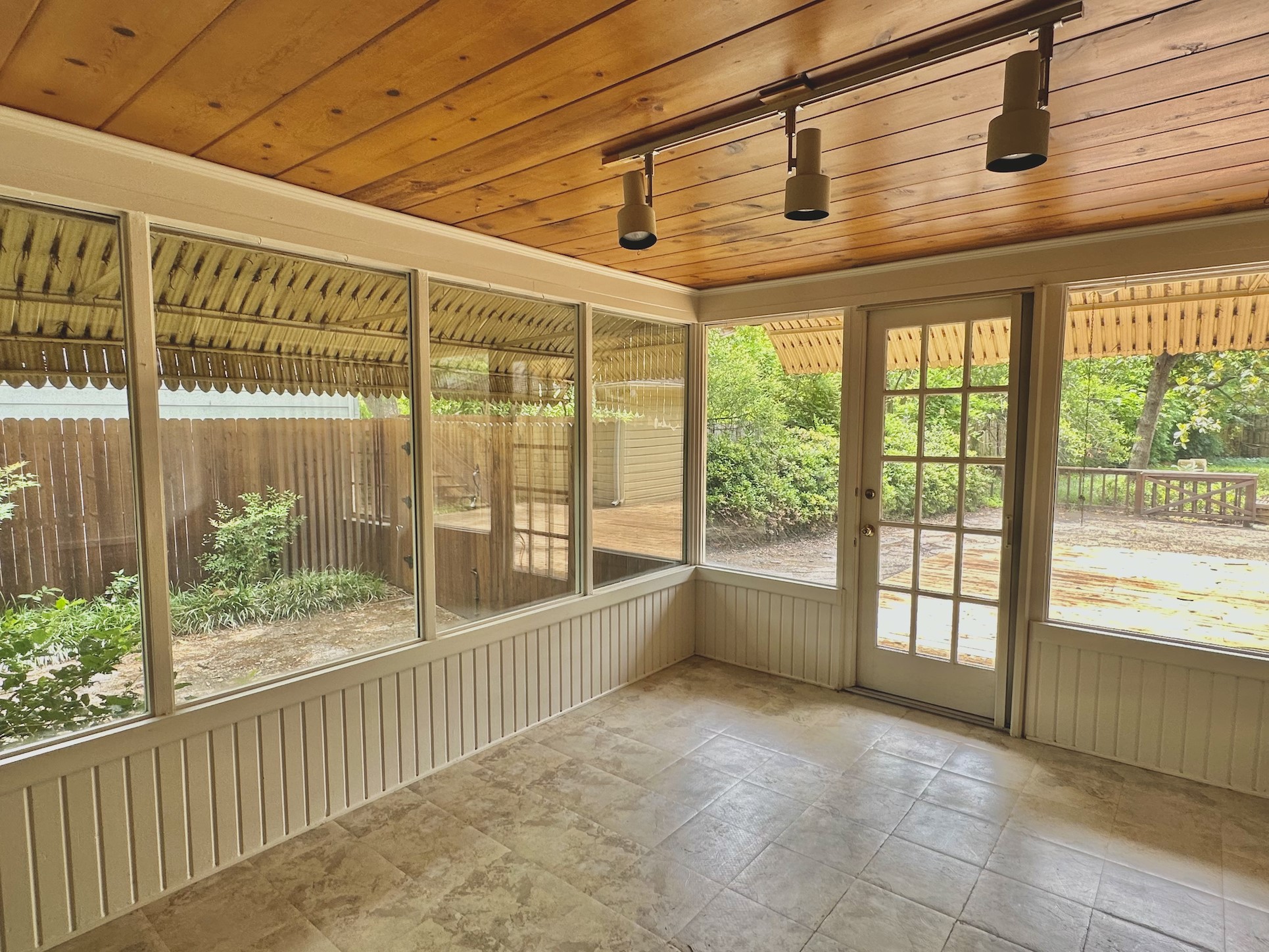 8714 Canyon Drive