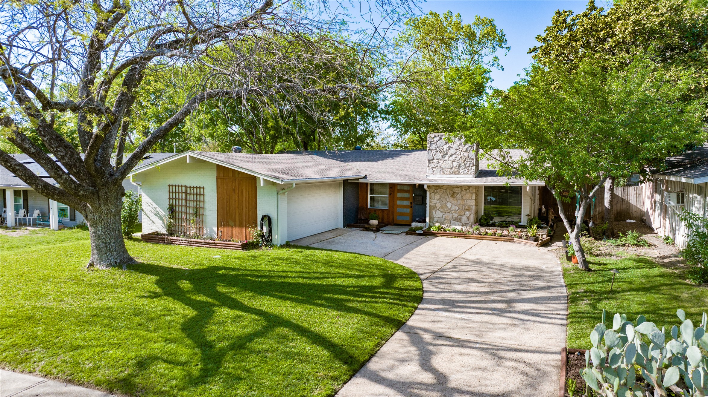 912 Wisteria Way