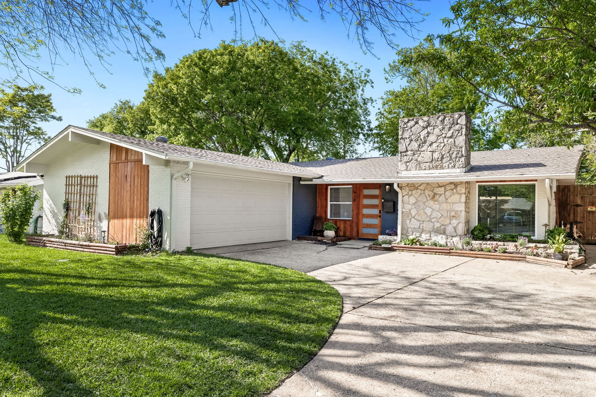 912 Wisteria Way
