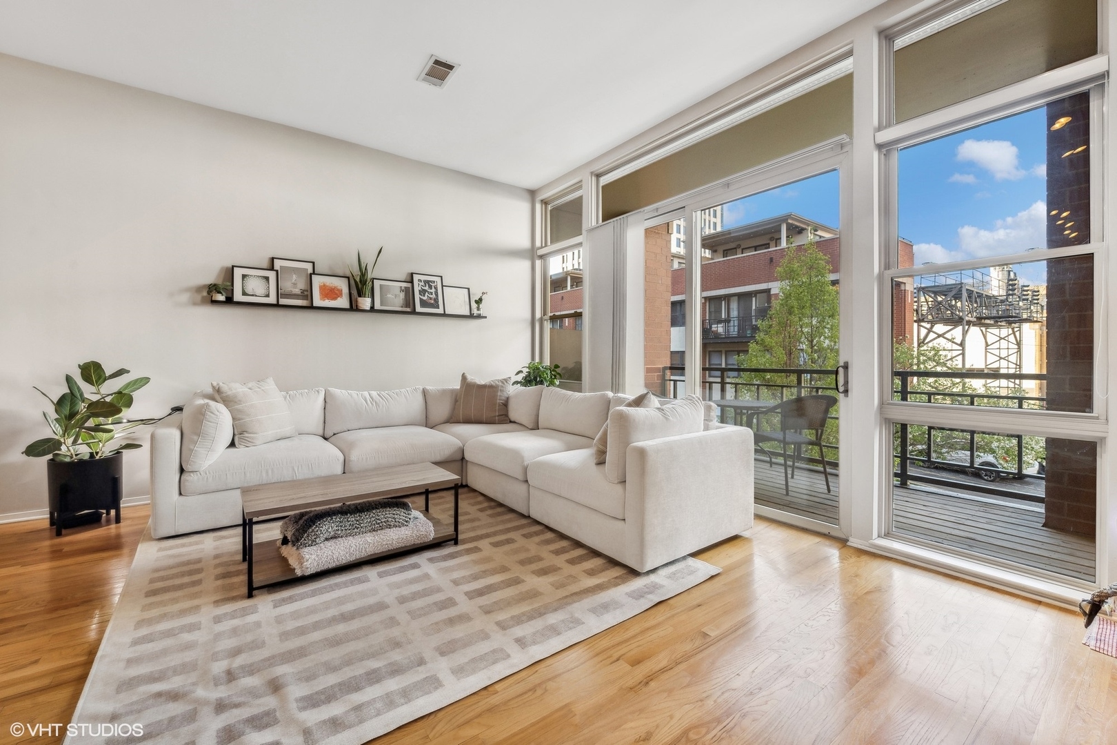 324 N Jefferson Street Unit: 207