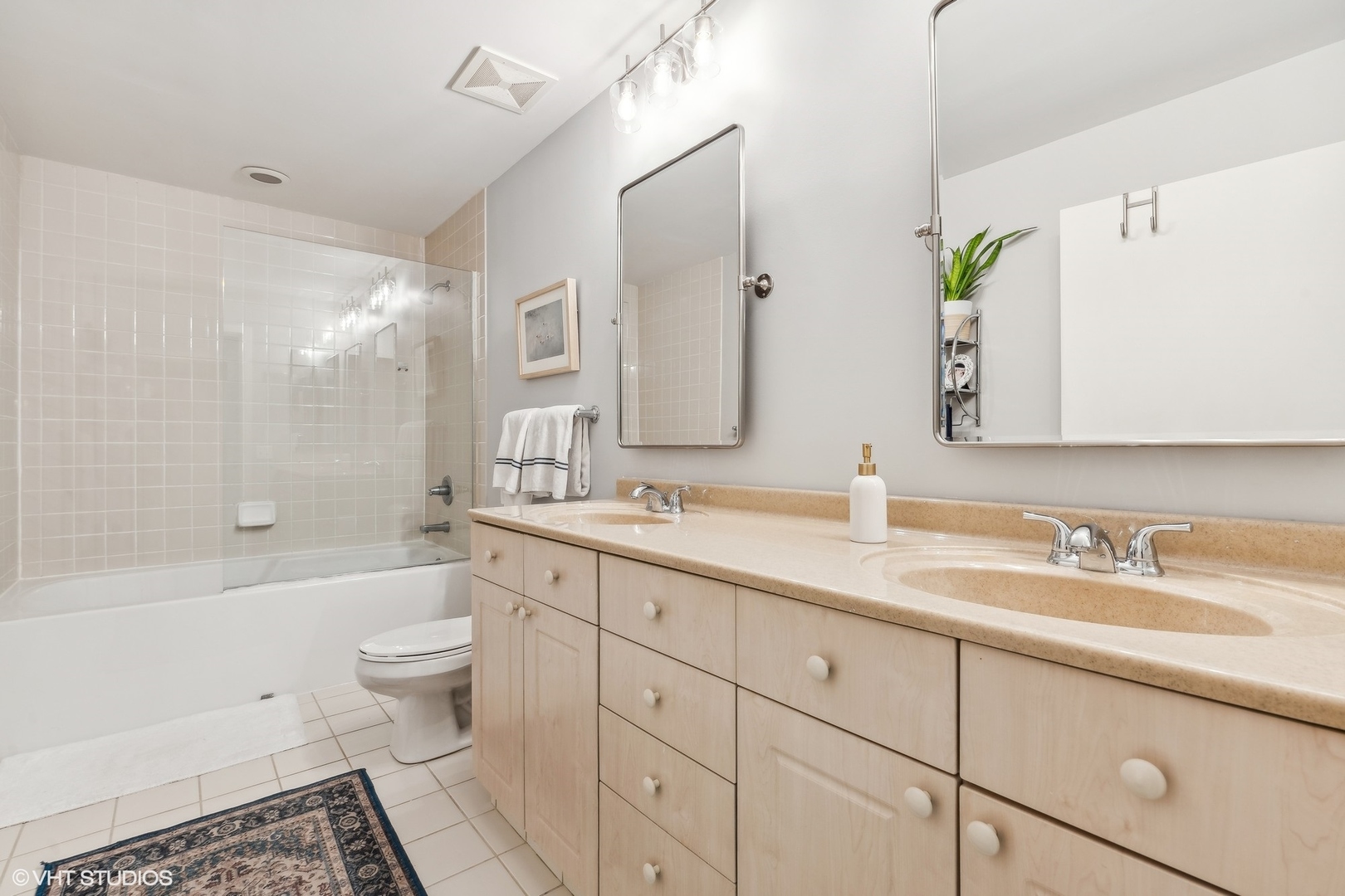 324 N Jefferson Street Unit: 207