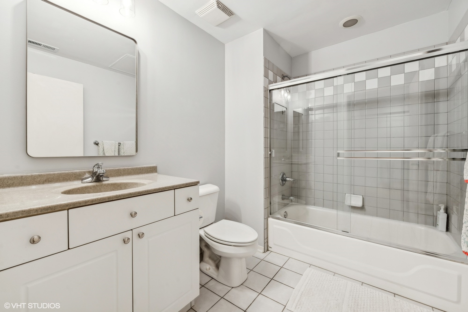 324 N Jefferson Street Unit: 207