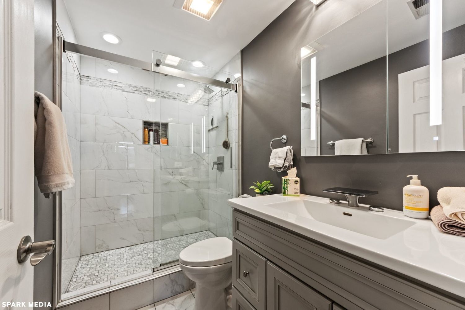 411 W Ontario Street Unit: 405