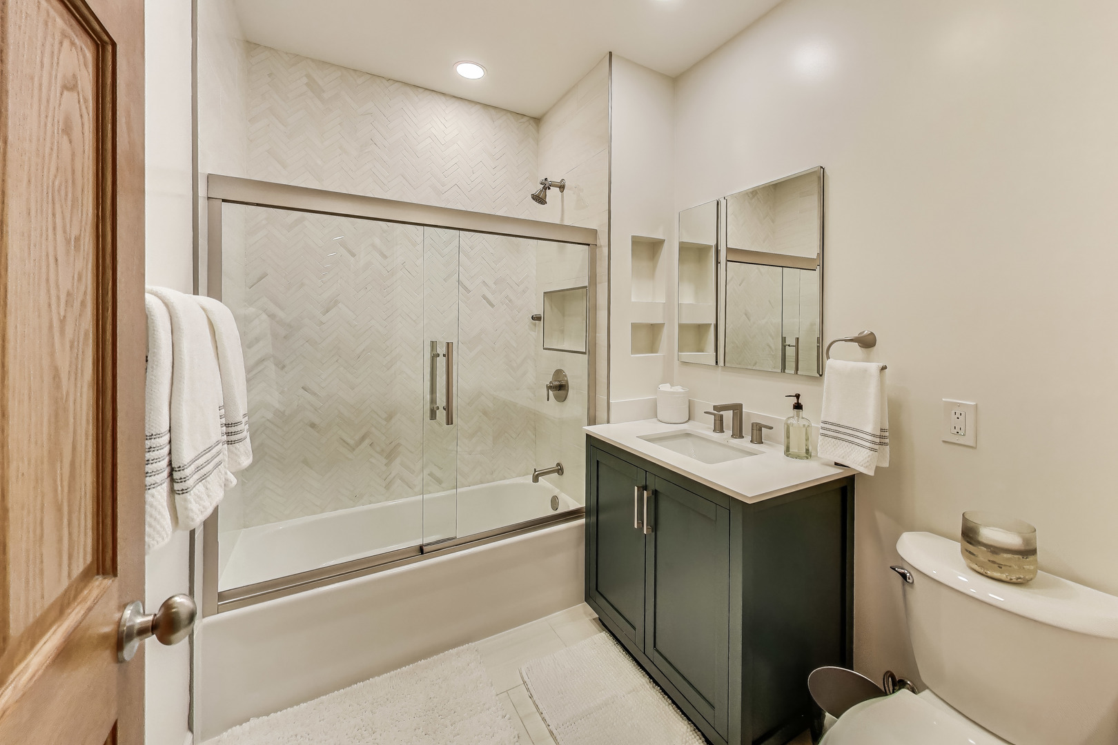 1142 W Schubert Avenue Unit: 3