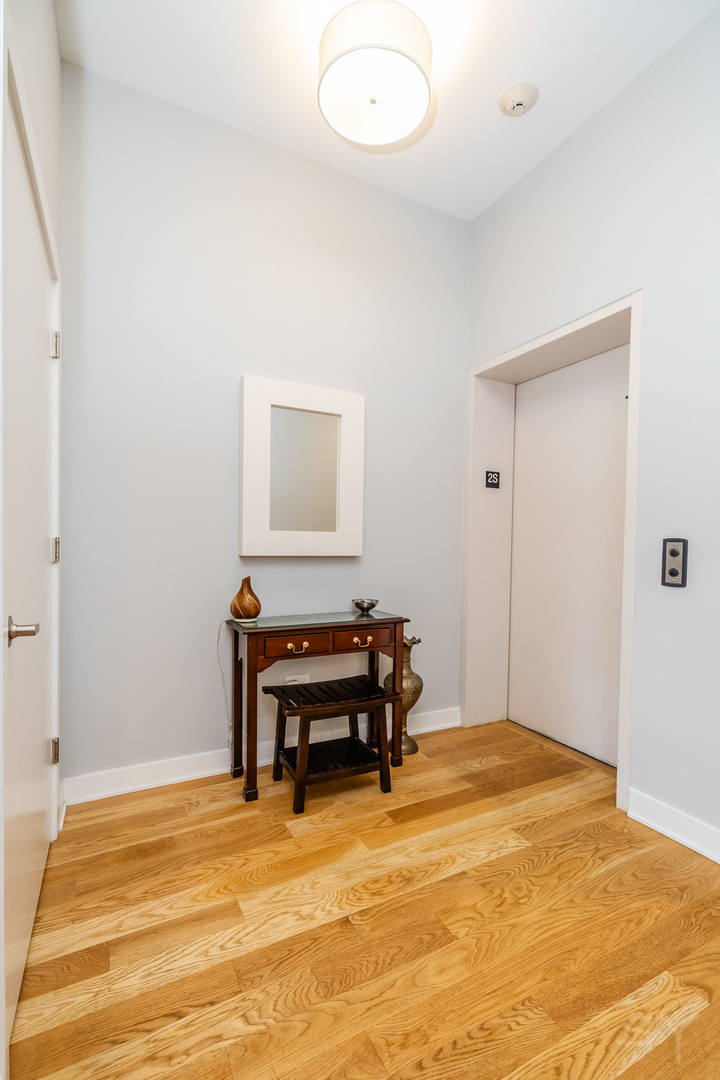 1611 N Hermitage Avenue Unit: 206