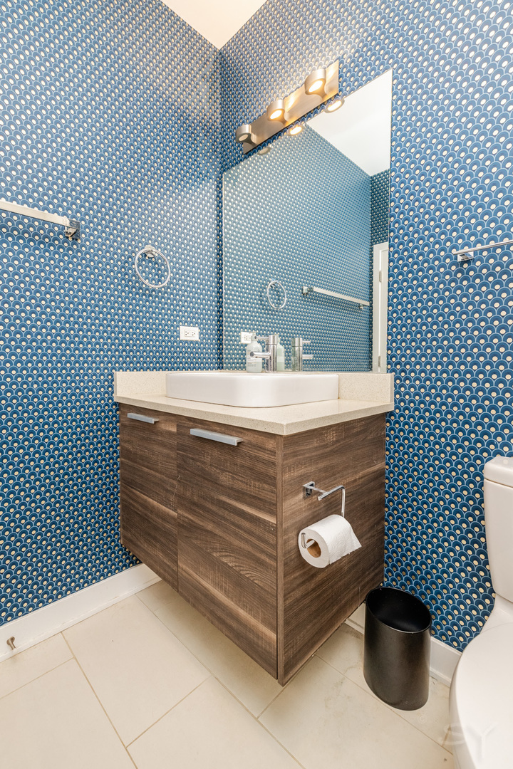 1611 N Hermitage Avenue Unit: 206