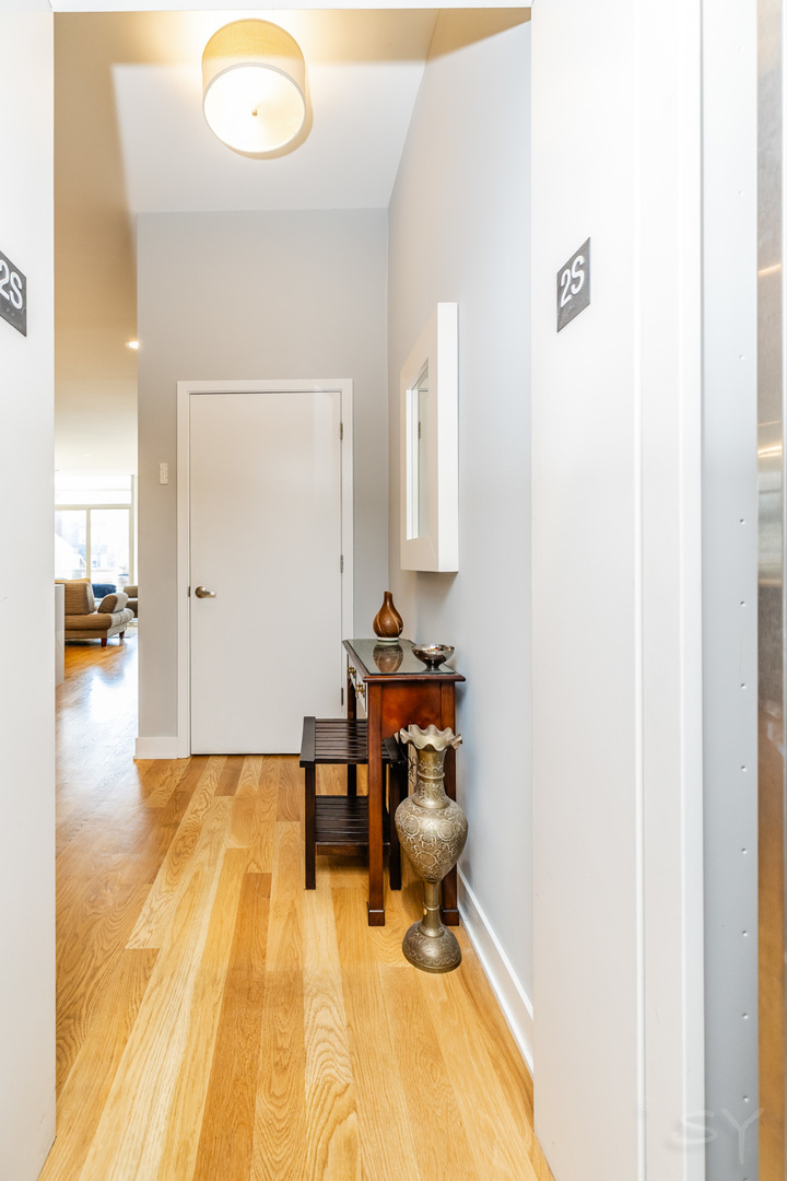 1611 N Hermitage Avenue Unit: 206