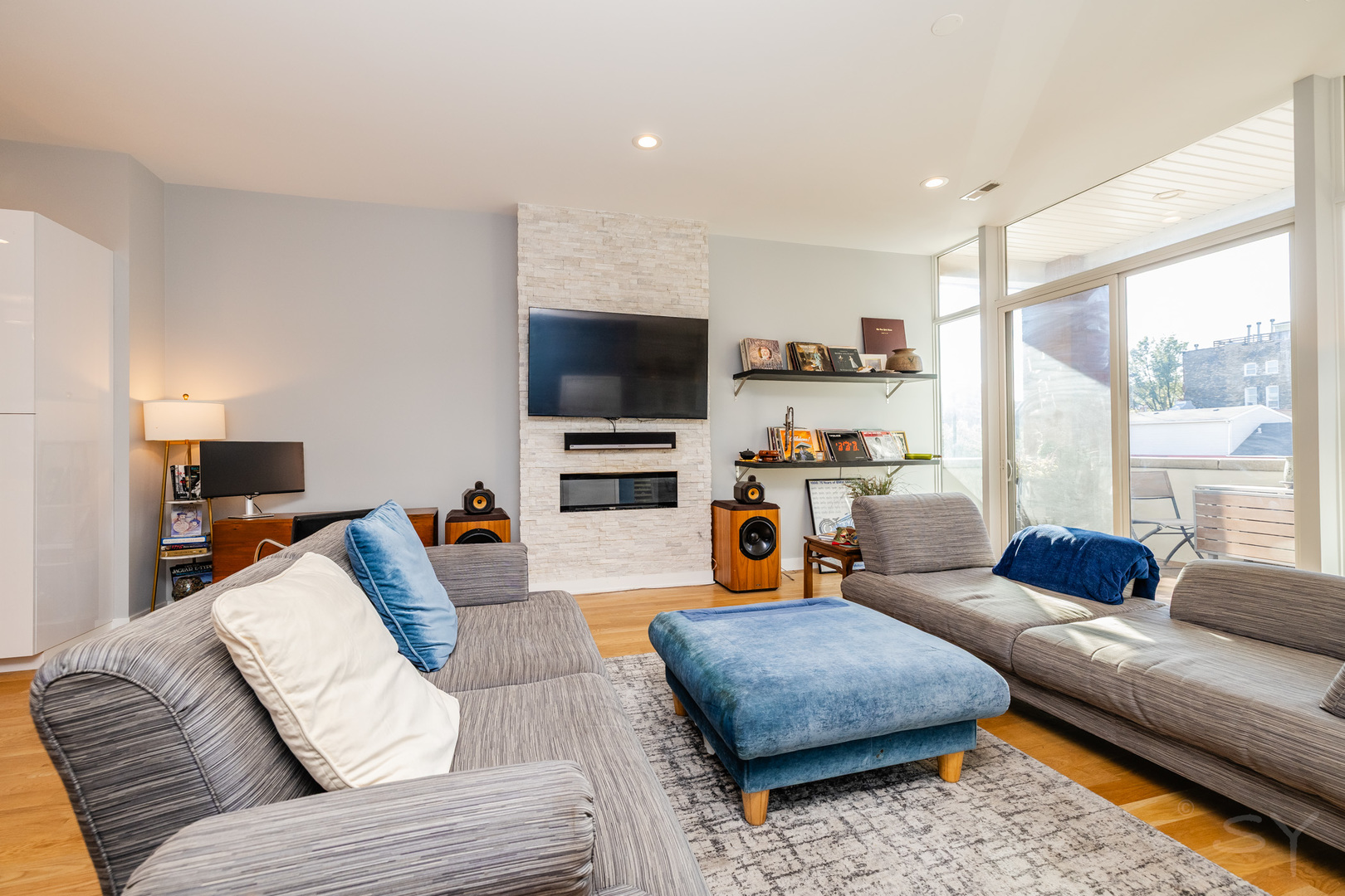 1611 N Hermitage Avenue Unit: 206