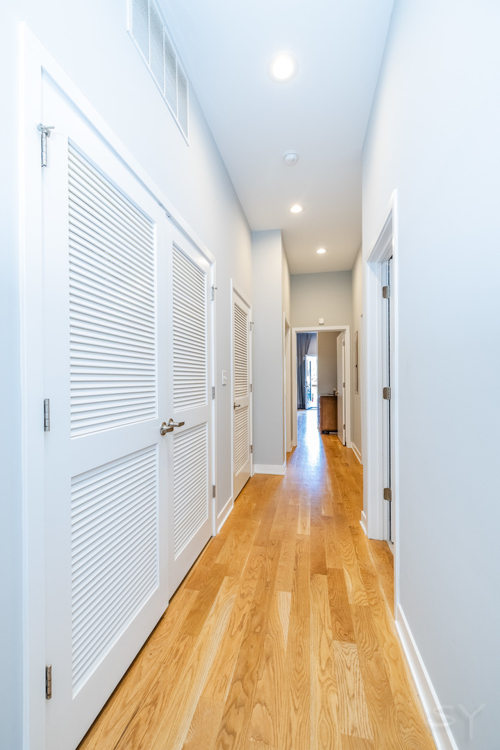 1611 N Hermitage Avenue Unit: 206