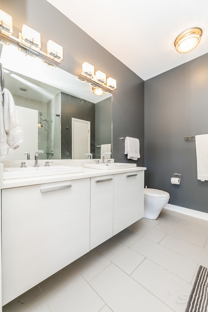 1611 N Hermitage Avenue Unit: 206