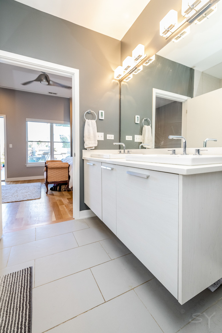 1611 N Hermitage Avenue Unit: 206