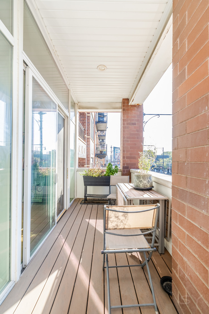 1611 N Hermitage Avenue Unit: 206