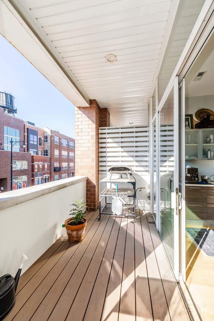 1611 N Hermitage Avenue Unit: 206