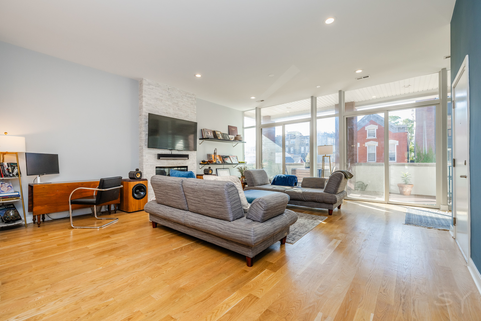 1611 N Hermitage Avenue Unit: 206