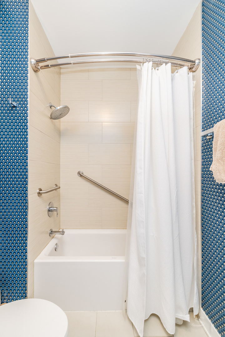 1611 N Hermitage Avenue Unit: 206