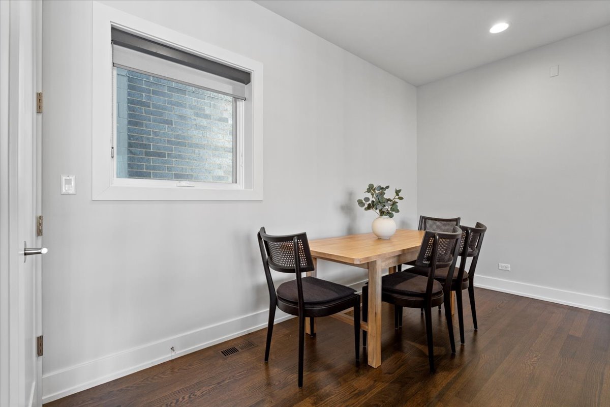 935 N Hermitage Avenue Unit: 2