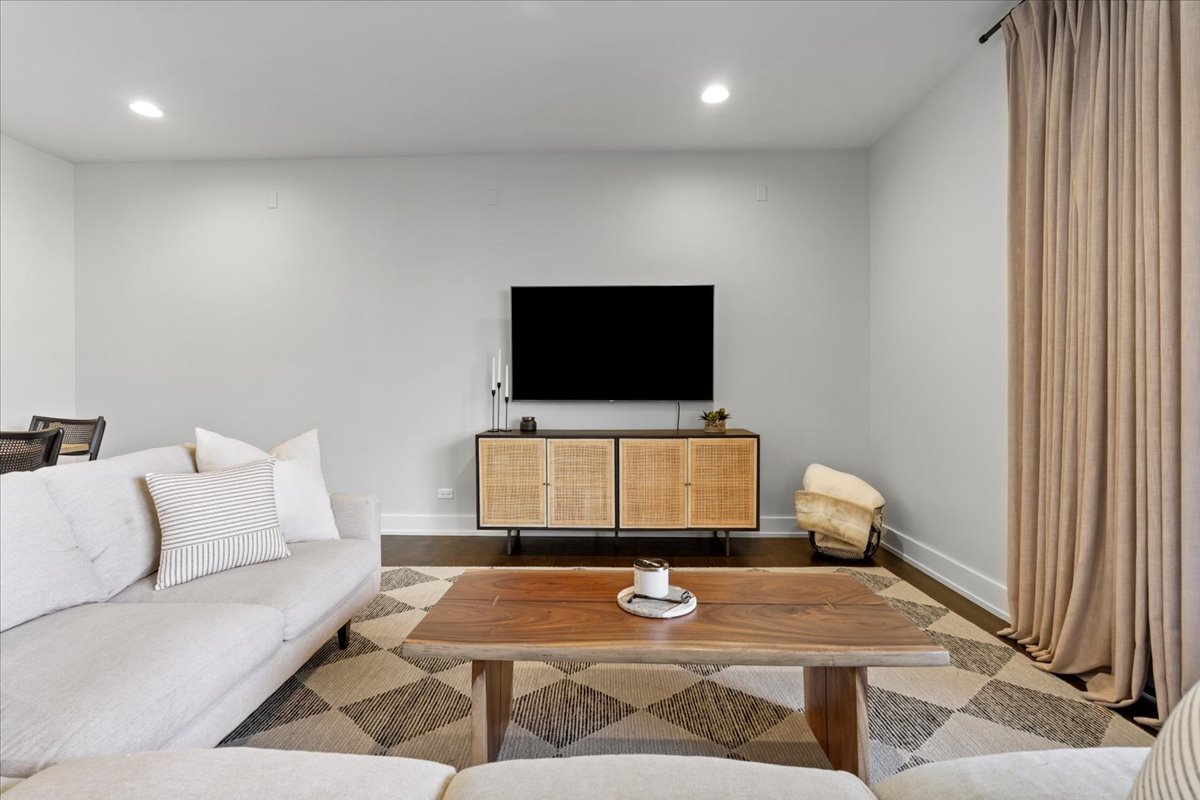 935 N Hermitage Avenue Unit: 2