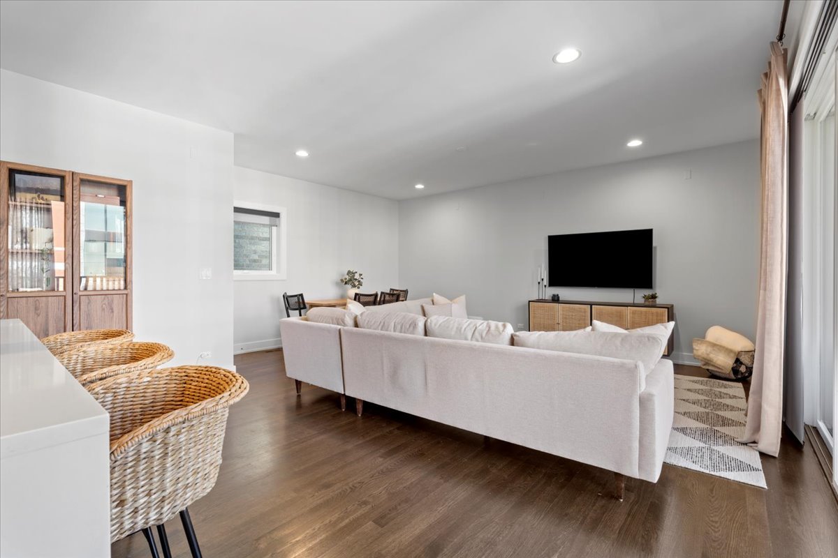 935 N Hermitage Avenue Unit: 2