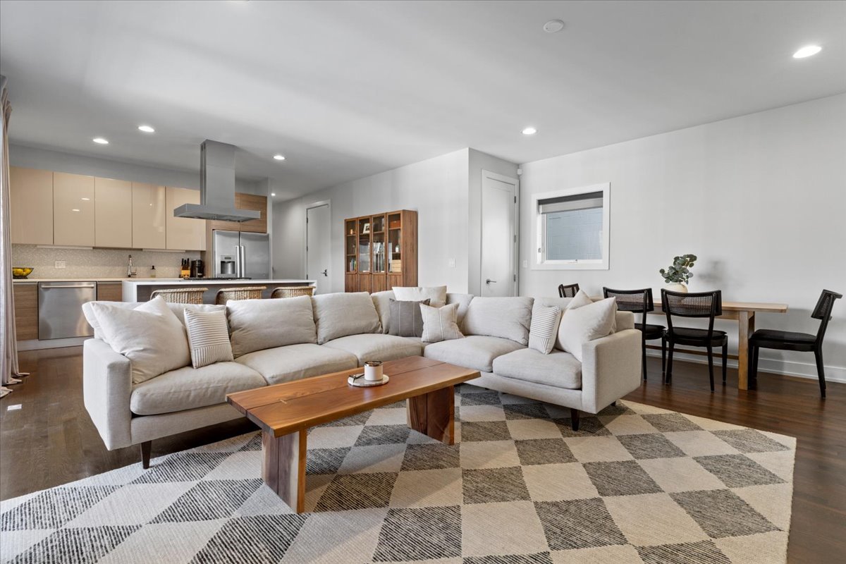 935 N Hermitage Avenue Unit: 2