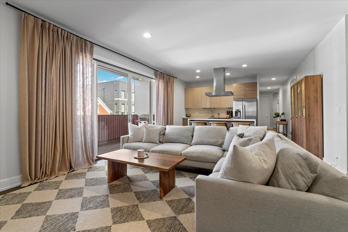 935 N Hermitage Avenue Unit: 2