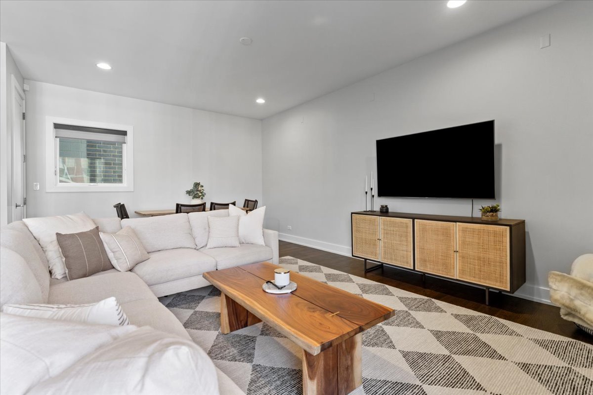 935 N Hermitage Avenue Unit: 2