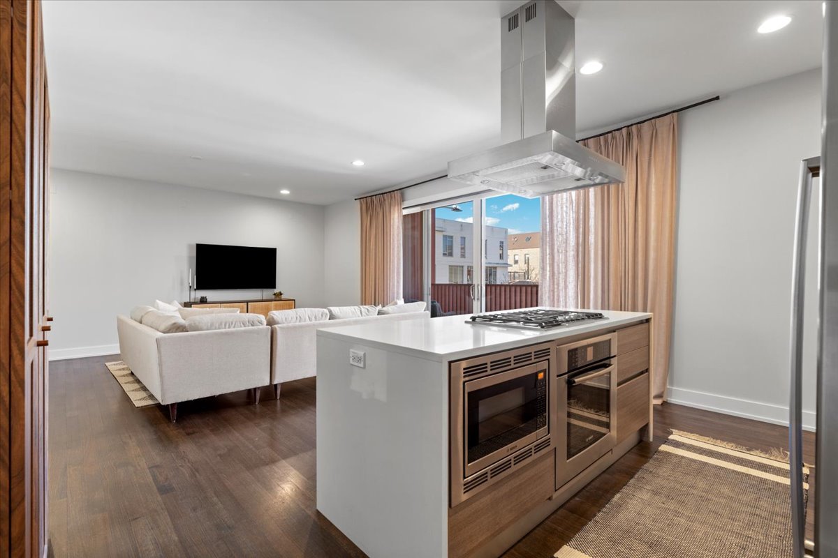 935 N Hermitage Avenue Unit: 2