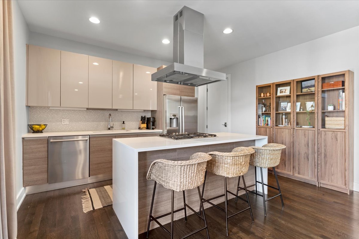 935 N Hermitage Avenue Unit: 2