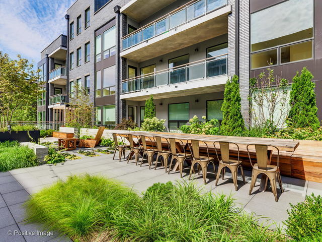 2643 N HERMITAGE Avenue Unit: 202