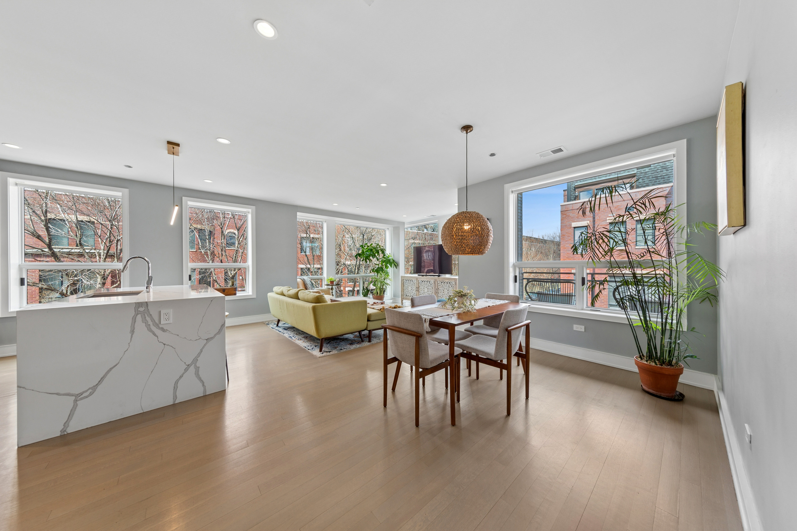 2643 N HERMITAGE Avenue Unit: 202
