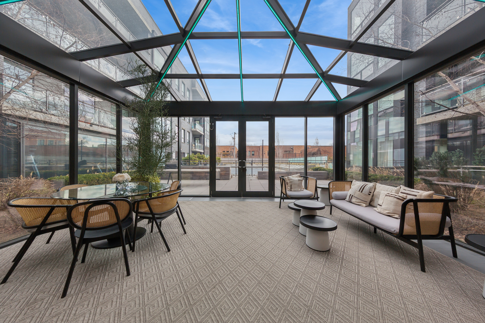 2643 N HERMITAGE Avenue Unit: 202